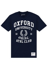 Marinblå bomull t-shirt med vit screentryckt text "OXFORD UNIVERSITY", lagerdesign och "ATHL CLUB." Etikett längst ner till höger.