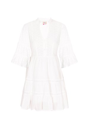 Robe en coton blanc avec un col montant, fermeture à boutons et manches bouffantes. Elle présente une broderie florale et un design à ourlet en couches.