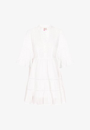 Fehér pamut ruha magas nyakkal, gombos záródással és puffos ujjakkal. Virágmintás hímzéssel és réteges szegéllyel rendelkezik.