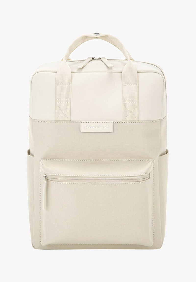 Bežový batoh s dvojitými horními uchy, zipovým uzávěrem a přední kapsou. Vyrobený z texturované látky, s logem značky na přední straně.
