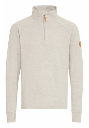 Pull-over gris clair avec un col zippé mi-hauteur, des manches longues et un écusson logo rond sur la manche gauche. Tissu doux et texturé.