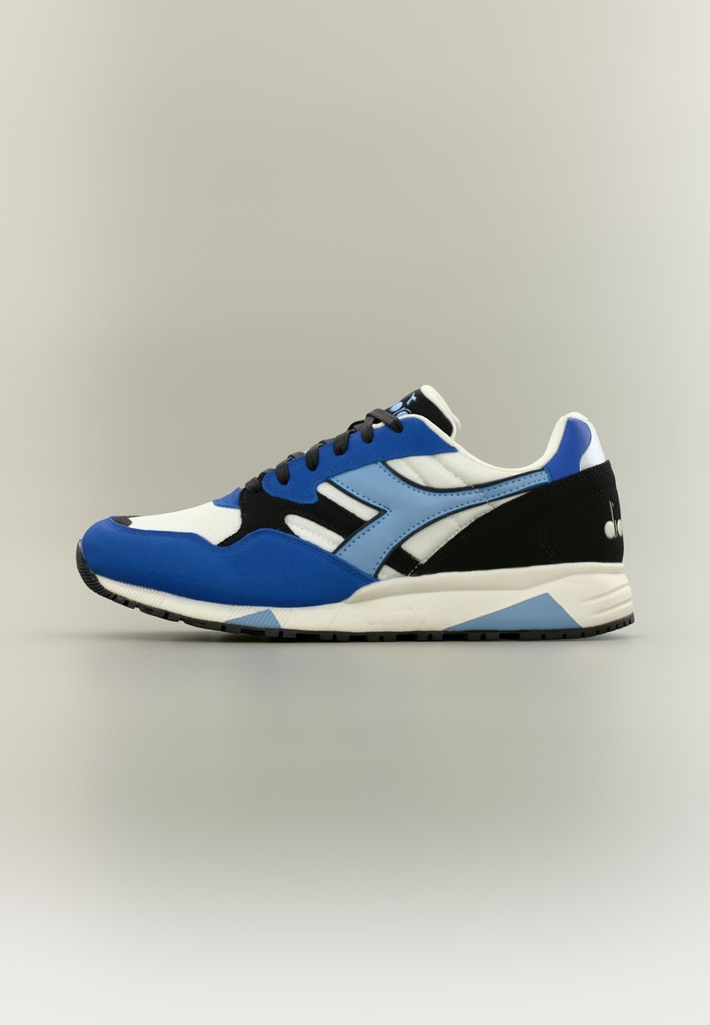 Αθλητικό παπούτσι με σχέδιο σε μπλε, άσπρο και μαύρο χρώμα. Υφασμάτινη υφή και λείο δερμάτινο διακοσμητικό. Κανονικό κλείσιμο με κορδόνια.
