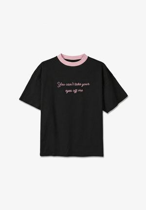 Must lühikeste varrukatega t-särk heleroosa kraega ja roosades kursiivides tekstiga "Sa ei saa silmi minult eemale rebida" ees.