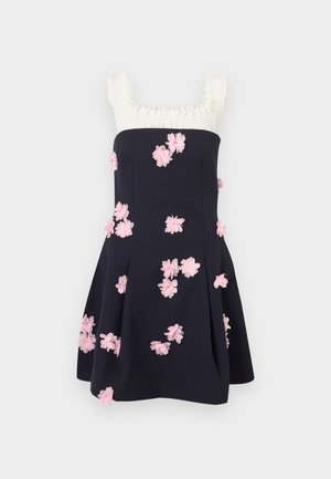 Um vestido azul-marinho com corpete justo e saia evasê, apresentando um decote branco com folhos e aplicações florais rosa por todo o vestido.