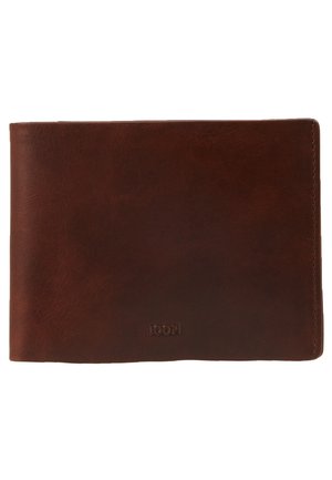 Portefeuille en cuir marron avec une texture lisse, un design rectangulaire simple et un logo en relief dans le coin inférieur droit.