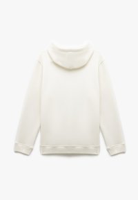 Biała bluza z kapturem, miękki materiał, długie rękawy, ściągacze na rękawach i u dołu, minimalistyczny design, brak widocznych logo lub wzorów, widok z tyłu.