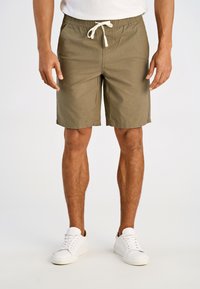 Szorty w kolorze khaki z elastycznym pasem i sznurkiem do wi�ązania. Posiadają dwie boczne kieszenie i prosty krój. Noszone z białymi sneakersami.