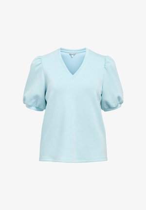 T-shirt bleu clair à col en V avec manches courtes bouffantes, tissu doux, texture lisse et coupe décontractée. Aucun motif distinct ni accessoire.