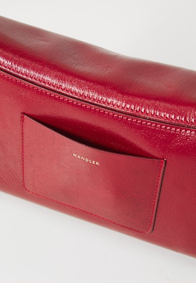 Wandler OSCAR BAGUETTE CROSSBODY - Håndtasker - cranberry