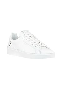 Sneaker bianco in pelle con punta arrotondata, suola in gomma piatta e cuciture in evidenza. Presenta chiusura con lacci e un piccolo accento quadrato.