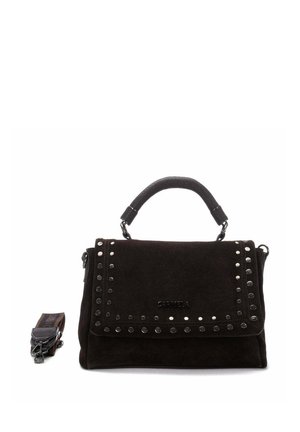 Bolso de mano negro de ante con asa superior y cierre de solapa con tachuelas, acompañado de una correa de hombro desmontable en el lateral.