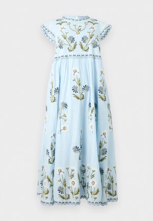 Lyseblå ærmeløs kjole med broderede hvide og blå blomster og grønne stilke, med bølgede kanter på ærmer og skørt.