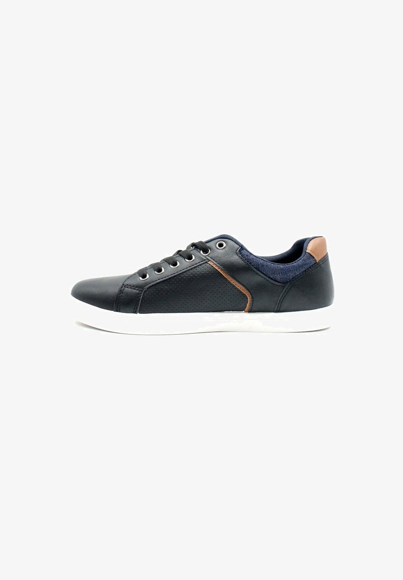 Des baskets en cuir noir avec une semelle en caoutchouc blanc, présentant des accents perforés, des détails marron et un tissu texturé bleu marine au niveau du talon.