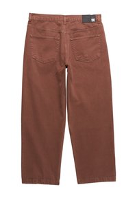 Bruna byxor i bomull med raka ben, två bakfickor och en svart etikett på midjebandet. Mjuk textur och enfärgad.
