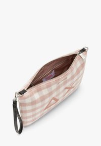 Pouch a quadretti rosa e bianchi realizzato in morbido tessuto con chiusura a zip; dotato di un cinturino in pelle e di un logo sul lato.