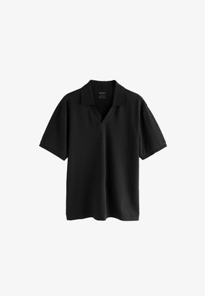 Juodas trumpomis rankovėmis polo marškinėlis su V formos iškirpte, pagamintas iš lygaus audinio ir pasižymintis laisvu siluetu. Apykaklėje yra subtilus prekės ženklo etiketė.