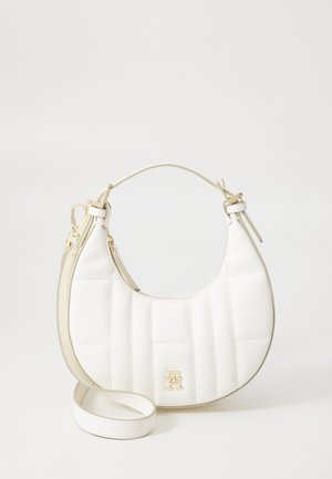 Weiße Lederhandtasche mit runder Form, gestepptem Muster, goldfarbigen Hardware-Akzenten und verstellbarem Tragegurt. Mit eingeprägtem Logo auf der Vorderseite.