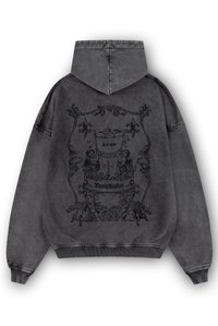 Tmavě šedá mikina s kapucí a texturovaným povrchem. Na zadní straně se nachází velký černý grafický design se zdobenými detaily a textem, šňůrková kapuce a ribbované manžety.
