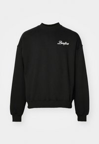 Sudadera negra con cuello alto, puños de canalé y cintura de canalé. Presenta el texto bordado en blanco "Benfica" en el lado izquierdo del pecho.