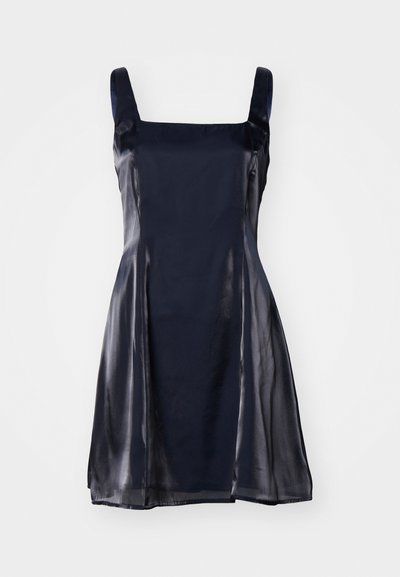 Navyblauwe, mouwloze jurk met een vierkante halslijn, gemaakt van een glanzende stof die boven de knie valt, met een gladde, vloeiende textuur.
