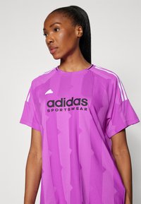 adidas Sportswear TIRO CUT STRIPES BOYFRIEND - Tričko s potlačou - purple burst