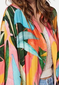 Kimono colorato con vivaci motivi di foglie tropicali in rosa, verde e blu, realizzato in tessuto leggero, design aperto davanti.