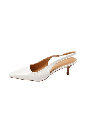 Weißer Slingback mit spitz zulaufender Kappe, niedrigem hölzernem Kitten-Heel und strukturiertem Lederobermaterial auf weißem Hintergrund.