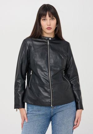 Giacca in pelle nera con colletto alto, chiusura a zip, tasche laterali e design aderente. La superficie è liscia e le cuciture sono ben rifinite.