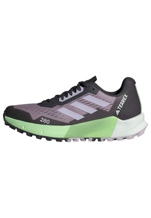 Lila und schwarze Trailrunning-Schuhe mit einem strukturierten Mesh-Obermaterial, einer hellgrünen Zwischensohle und einer aggressiven Außensohle für Traktion. Features drei weiße Streifen.