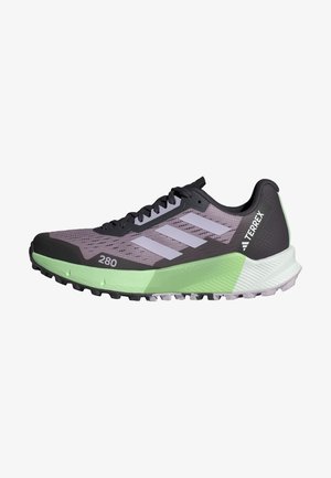 Lila und schwarze Trailrunning-Schuhe mit einem strukturierten Mesh-Obermaterial, einer hellgrünen Zwischensohle und einer aggressiven Außensohle für Traktion. Features drei weiße Streifen.