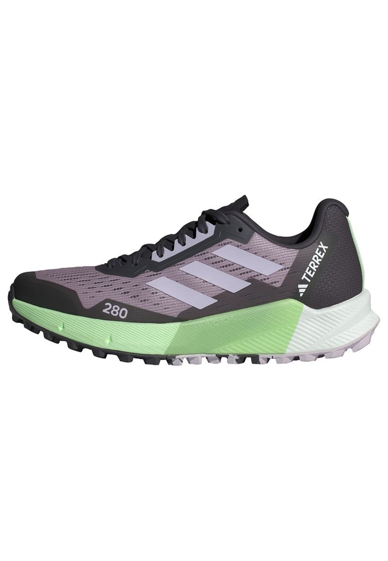Scarpa da trail running viola e nera con una tomaia in mesh testurizzato, intersuola verde chiaro e suola aggressiva per trazione. Presenta tre strisce bianche.
