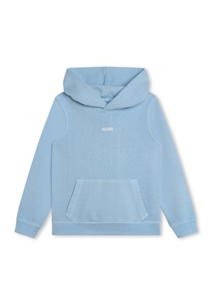 Lyseblå hættetrøje lavet af blød bomuld med en kængurulomme foran, snøre i hætten, og en lille hvid "VOLTAIRE"-logo på brystet.