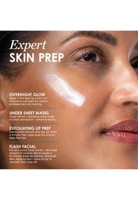 Gros plan sur le visage d'une femme avec une crème pour la peau appliquée sur la joue et un texte détaillant des conseils d'expert pour préparer la peau, pour l'éclat, les masques, la préparation des lèvres et le soin flash du visage.