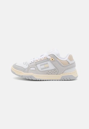 Trainers - light cast