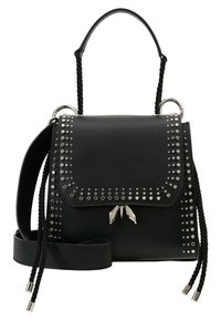 Mustang mustat nahkakäsilaukku, jossa on studded-yksityiskohtia, jämäkkä muotoilu, päällikahva ja punottu olkahihna. Varustettu hopeasävyisillä metallioskilla.