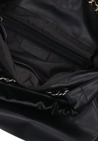 Borsa a tracolla in pelle nera con una superficie liscia, dettagli in catena color oro e una tasca interna con zip con etichetta del logo.