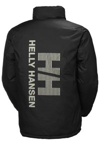 Chaqueta aislante negra con un alto cuello, logo reflectante "HELLY HANSEN" y un patrón a rayas en la parte posterior, con una textura lisa y resistente al agua.