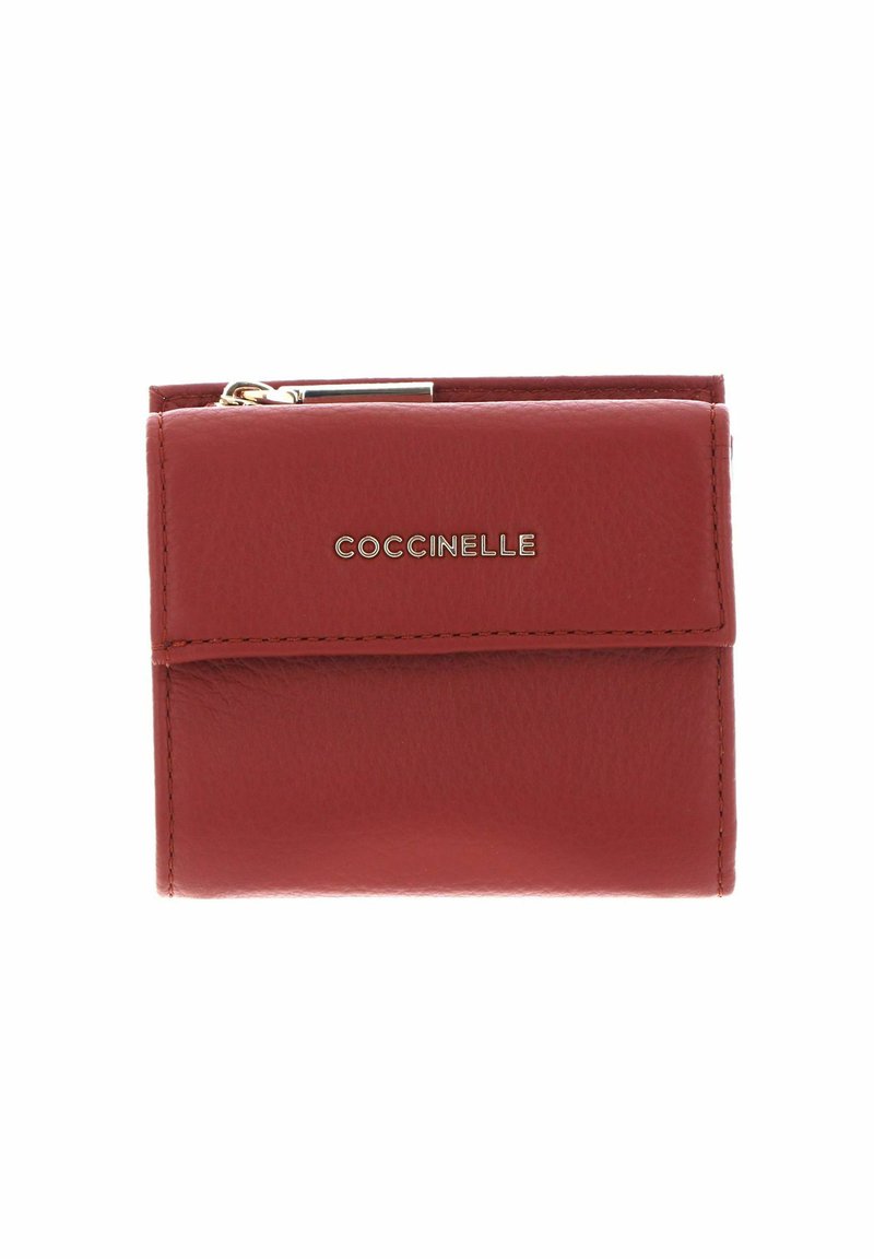 Portefeuille rouge compact en cuir avec bords cousus, fermeture à rabat, fermeture éclair métallique sur le dessus, et le nom de la marque « COCCINELLE » en lettres métalliques au centre devant.