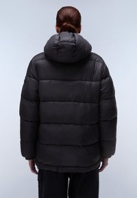 Czarna puchowa kurtka z kapturem, z pikowanym wzorem i elastycznymi mankietami. Gładka faktura i luźna sylwetka zapewniają ciepło i wygodę.
