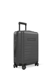 Valise à coque rigide de cabine en gris foncé avec des rayures horizontales, poignée télescopique, 4 roues et verrou numérique pour plus de sécurité.