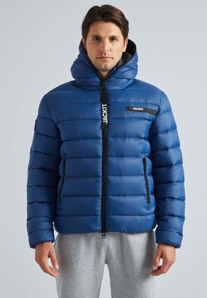 Blauer Pufferjacke mit hohem Kragen, ausgestattet mit einem schwarzen Reißverschluss, horizontalen Nähten und Reißverschlusstaschen. Das Material wirkt glatt und glänzend.
