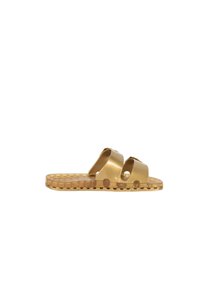 Sandali slip-on metallici dorati con due ampie cinturini e fori a taglio. Suola piana texturizzata con un motivo circolare.