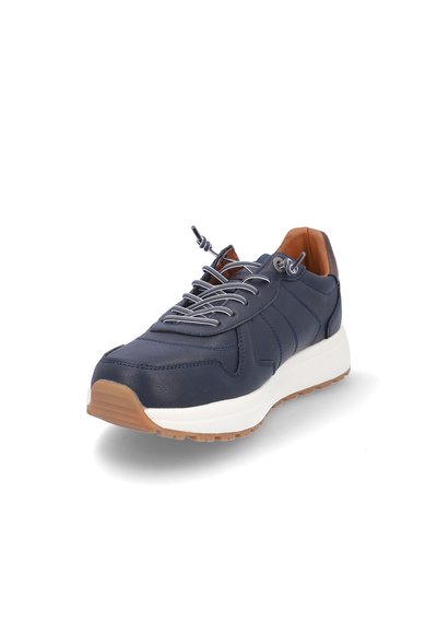 Zapatilla deportiva de cuero azul marino con entresuela blanca y suela de goma. Cuenta con cordones metálicos y detalles marrones en la lengüeta y el talón.