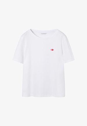 Hvid T-shirt med korte ærmer og rund hals, med en lille pink og rød læbebrodering på venstre bryst.
