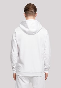 Balta kapuce, izgatavota no mīkstas auduma. Tam ir liela kapuce, garas piedurknes un ribotās aproces. Vienkāršs dizains bez redzamām rakstām vai logo.