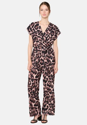 Leopardprint jumpsuit in roze en zwart, met een wikkelontwerp, korte mouwen, een ceintuur in de taille en wijde broekspijpen. Lichte stof.