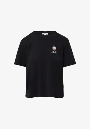 Czarna bawełniana koszulka z okrągłym dekoltem i krótkimi rękawami, z haftem w kształcie babeczki i tekstem "SŁODKI JAK BABECZKA" poniżej.