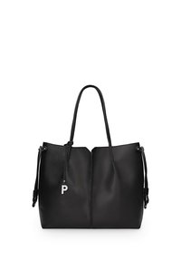 Zwarte leren totebag met een gestructureerde afwerking, twee handvatten en een trekkoordsluiting. Heeft een zilveren accent van de letter "P".