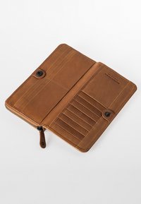 Portafoglio in pelle marrone con chiusura a zip, dotato di numerosi slot per carte e un flap con bottone. Texture liscia e dettagli cuciti in tutto il prodotto.
