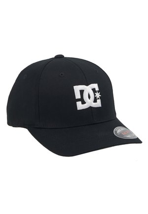 Gorra negra de algodón con un ajuste estructurado. Presenta un logo blanco bordado en la parte frontal y una visera curva. Correa ajustable en la parte trasera.